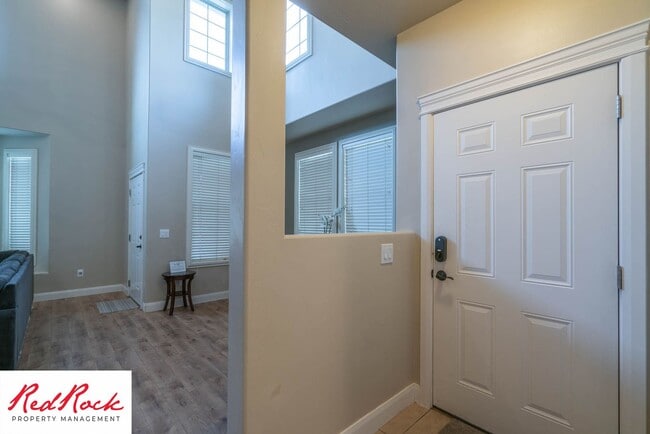 Building Photo - Move In Special! $500 Off First Month's Rent! 3 Bedroom Fully Furnished Home.