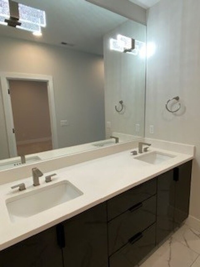 Building Photo - Welcome to the Beautiful Modern Townhome i...