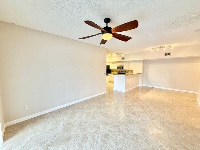 Building Photo - ** NAPOLI ** 2 BED / 1 BATH - CONDO - GREA...