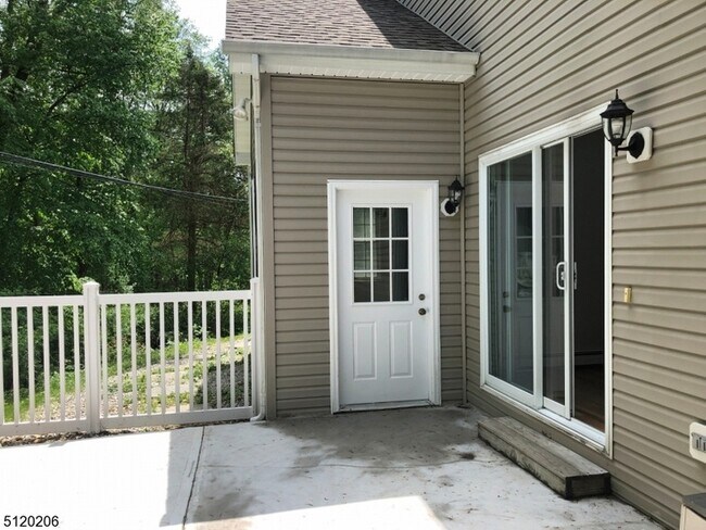 Building Photo - 32 Woodland Dr