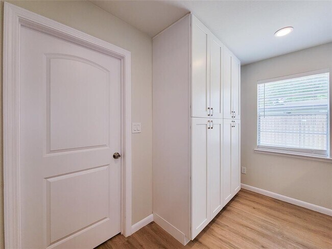 Building Photo - 25911 Maplewood Dr