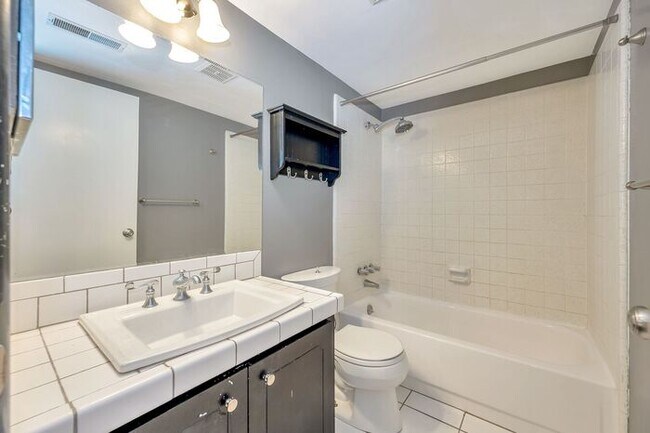 Building Photo - Beautiful Capital Gardens 2 bedroom Condo ...