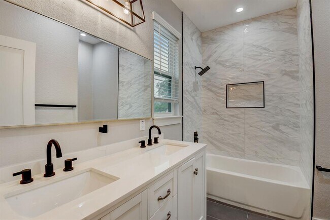 Building Photo - 2507 Rogge Ln