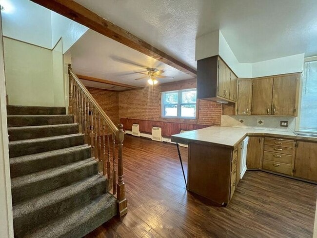 Building Photo - Beautiful 3 Bed 1.5 Bath Townhome in a Ren...