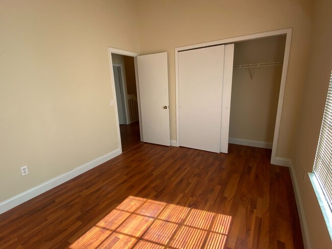 Building Photo - Adorable 3 bedroom / 2.5 bath town home wi...