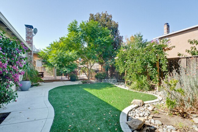Building Photo - Gorgeous Three Bedroom Two Bathroom in San...
