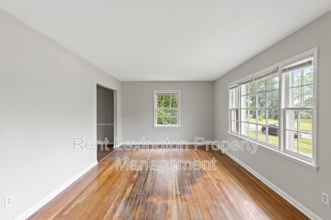 Building Photo - 3560 Lansdowne Dr