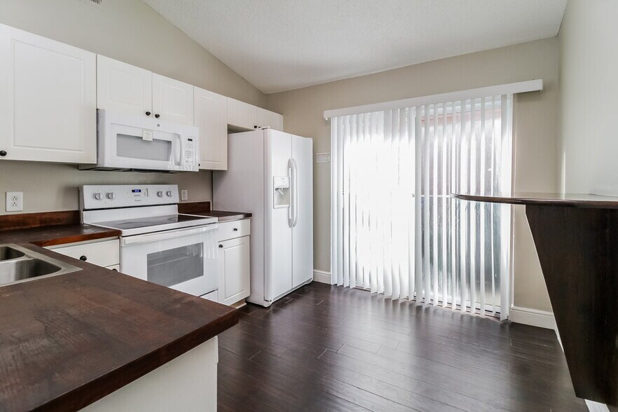 Building Photo - 2640 Woods Edge Cir