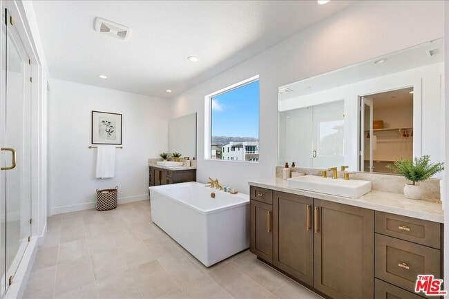 Building Photo - 22810 Seaqua Cir