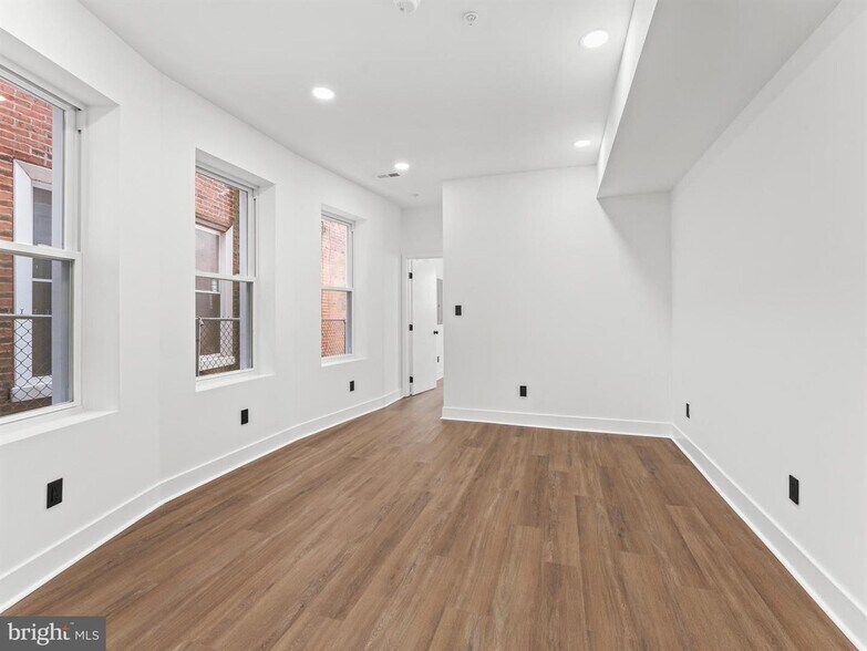 Building Photo - 4927 Catharine St