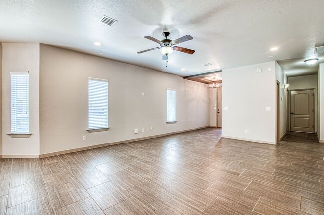 Building Photo - Beautiful 3 bed-2 baths with Casa Club/Gym...