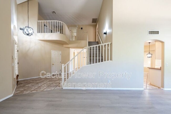 Building Photo - 970 N Willow St