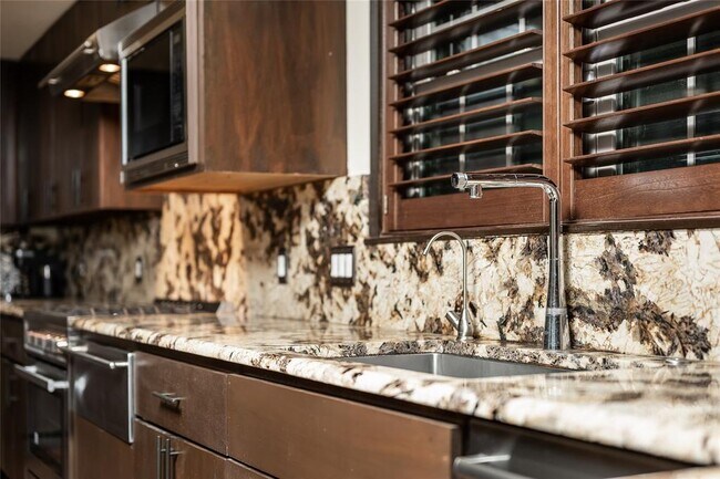 Building Photo - 4900 Balcones Dr