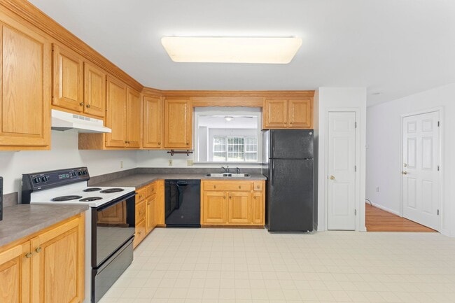 Building Photo - Spacious Townhouse with Basement in Farmvi...