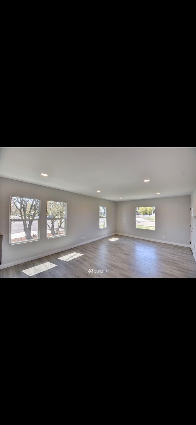 Building Photo - 1827 S Washington St