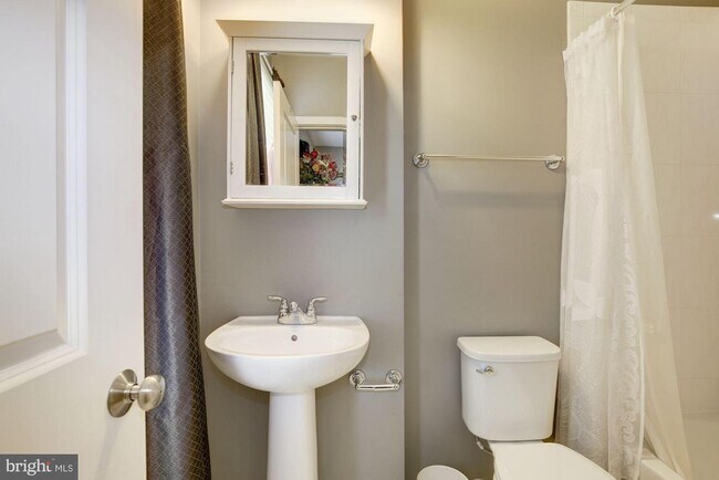 Building Photo - 930 N Columbus St