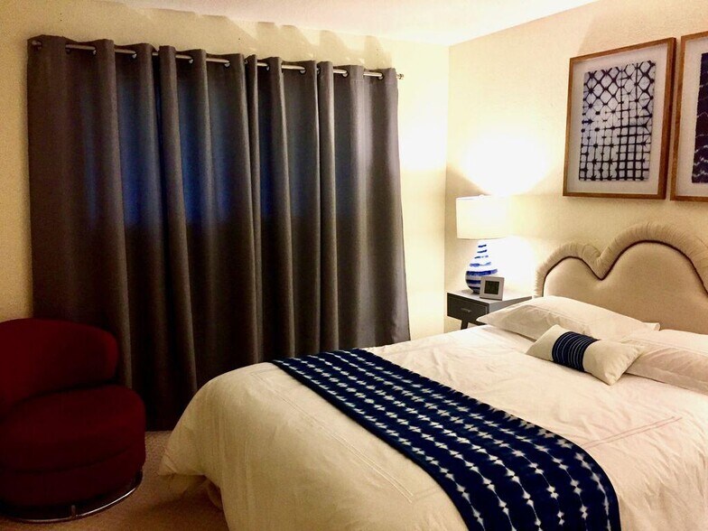 You will not want to leave this bedroom! - 685 N Ashurst Ct