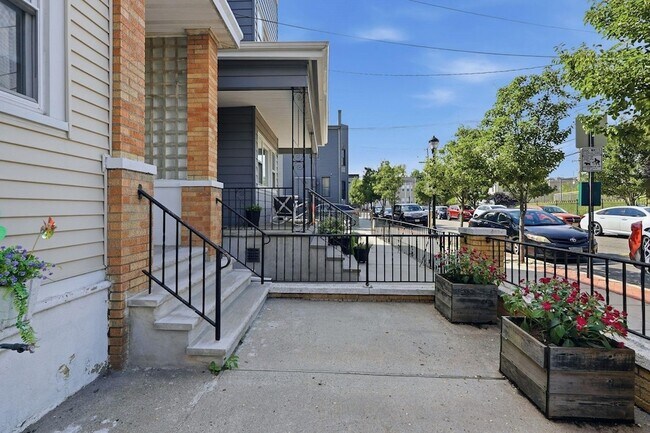 Building Photo - 211 20th St