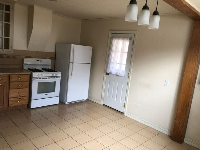Building Photo - Charming Southside Cottage with Spacious G...