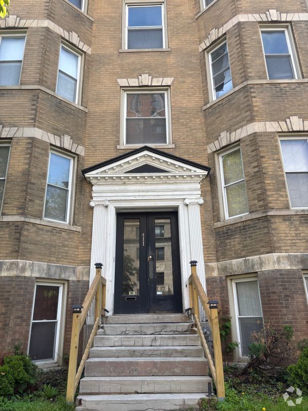 Building Photo - 411 N Newstead Ave