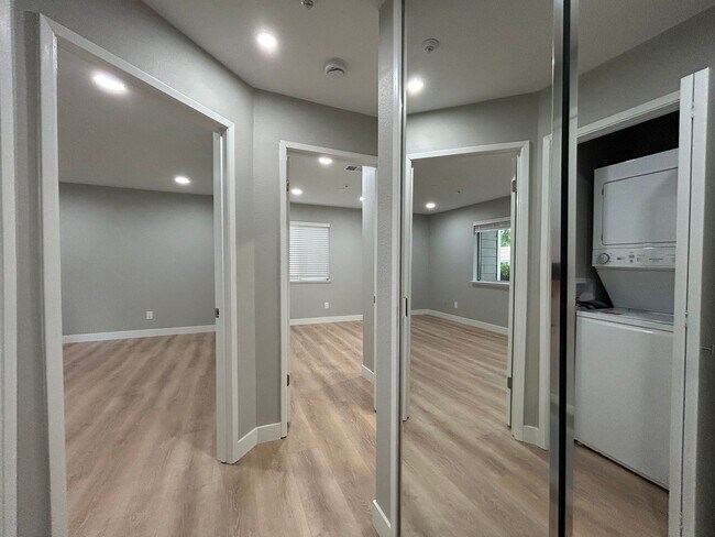 Building Photo - Sophisticated 2BR Walnut Creek Residence –...