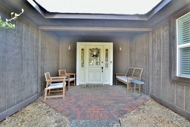 Building Photo - Move-in Ready 1-level in cul de sac with privacy fenced backyard