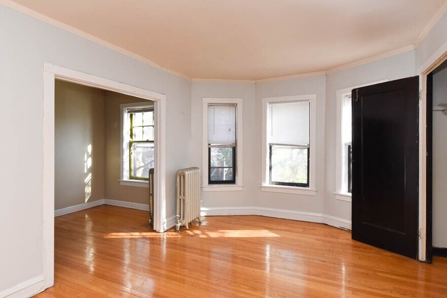 Building Photo - 2105 W Ainslie St