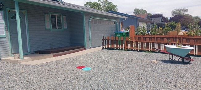 Building Photo - Updated 3 bedroom with A/C and Yard
