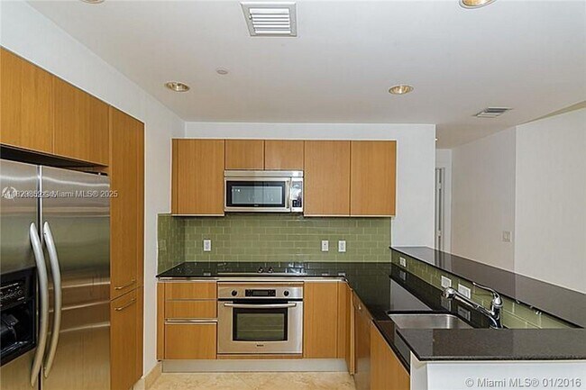 Building Photo - 1060 Brickell Ave