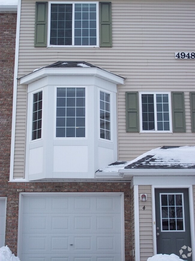 Building Photo - Hugo 2 Bed/2 Bath Water's Edge Townhome - ...