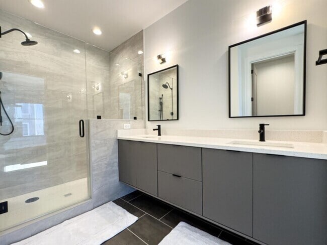 Building Photo - Gorgeous Townhome For Rent in the heart of...