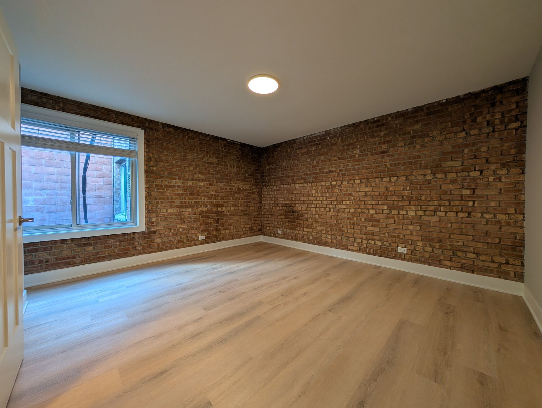 Building Photo - 1214 N La Salle Dr