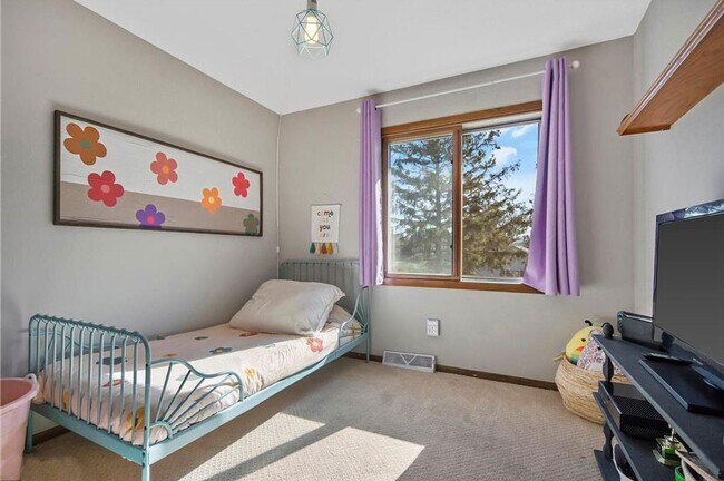 Building Photo - 3 Bedroom 2 Bath Townhome with 2 Ensuite B...