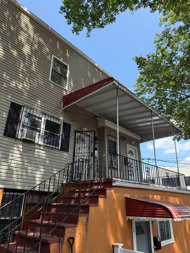 Building Photo - 420 Wayne St