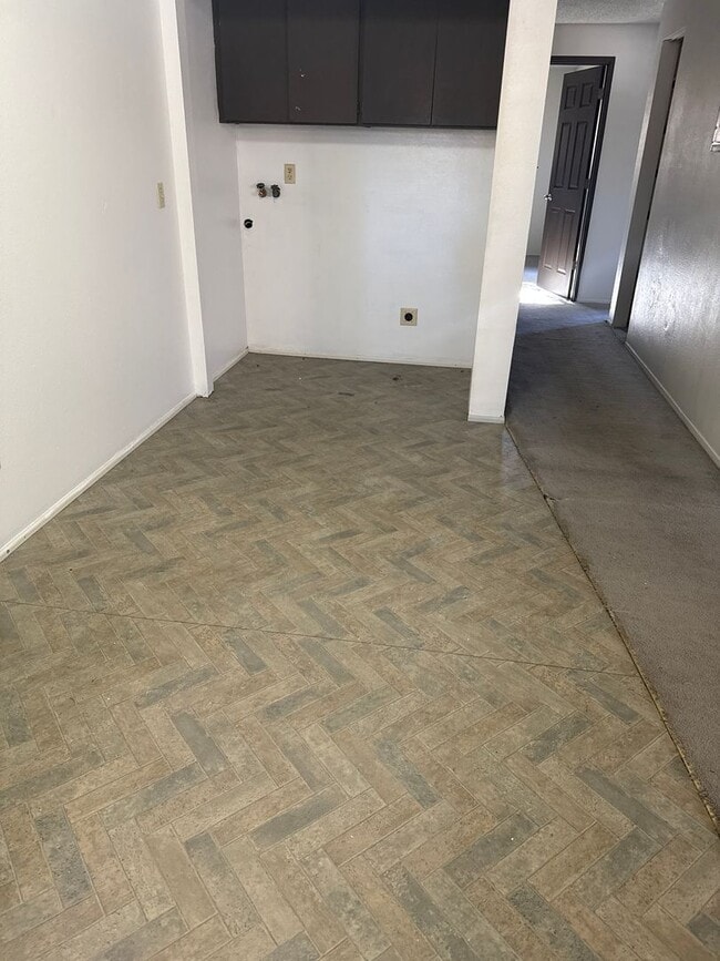 Building Photo - cente