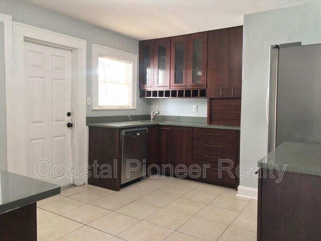 Building Photo - 108 W Hanna Ave