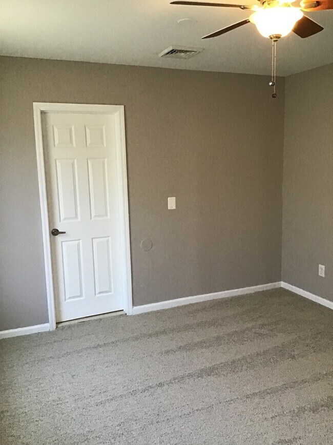 Building Photo - Upgraded 2 Bed/2 Bath plus Den HOME 1100 sq ft. Unit...A Must See!!!