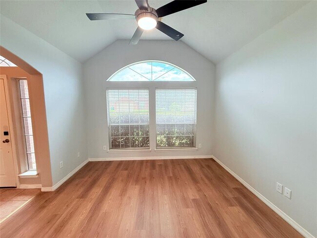 Building Photo - 2212 Highland Crossing Dr