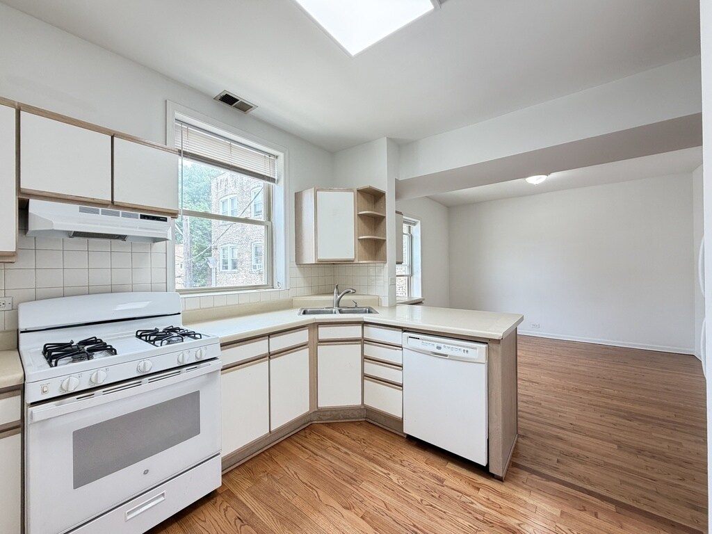 Building Photo - 5817 N Ridge Ave