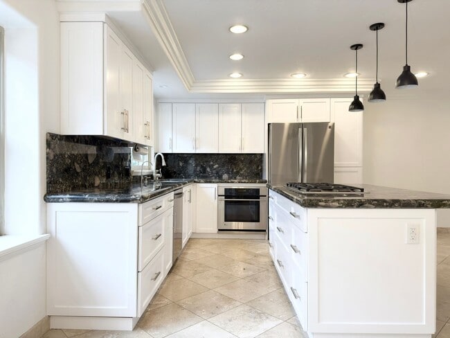 Building Photo - Beautiful Townhome on The Legends Golf Cou...
