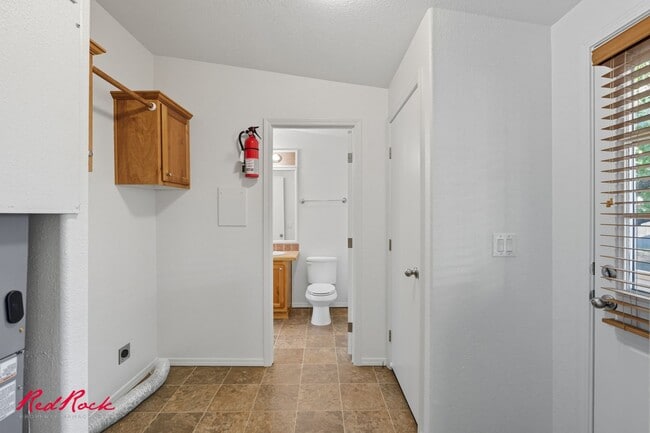 Building Photo - Single-Level 2 Bedroom Home in Washington 55+ Community!