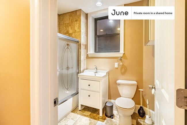 Building Photo - Private bedroom in 4 bed/2 bath Home