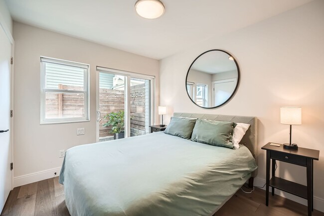 Building Photo - Modern stylings and cutting-edge convenien...