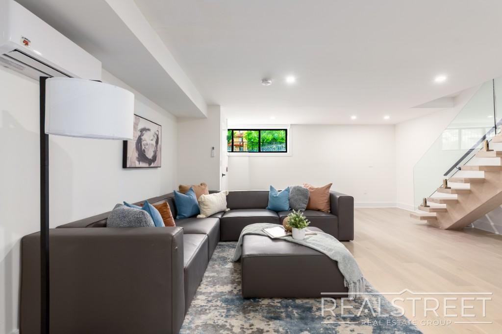 Building Photo - Exquisite 3 BR 3.5 BA Home with Private Pa...