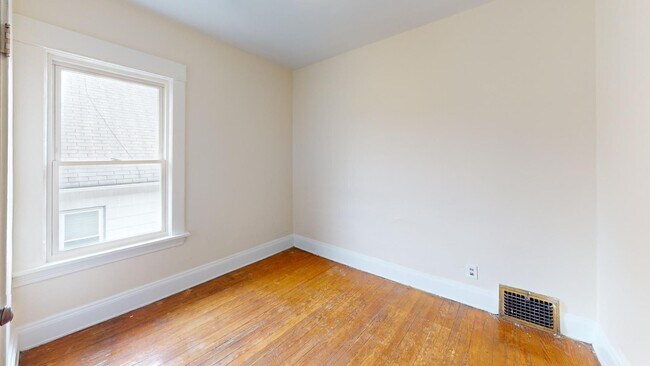 Building Photo - 2 bedroom/1 bath (upper unit)- 1ST MONTH FREE IF LEASE SIGNED BY 10/15