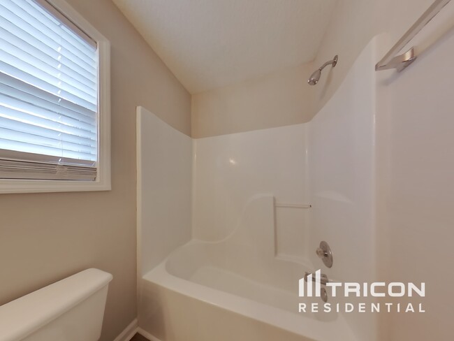 Building Photo - 372 River Trace Dr