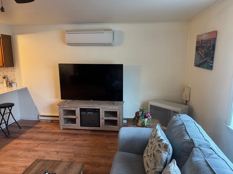 Building Photo - 657 Maine Ave