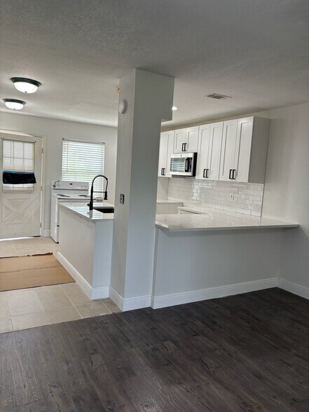 Building Photo - 7617 tamarind ave