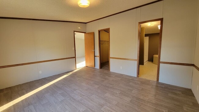 Building Photo - Huge 4 bedroom 2 bath home in a great family neighborhood.