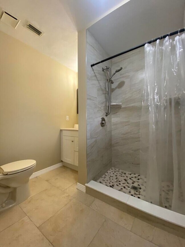 Building Photo - 3/2 Pool Home in Fairway Estates